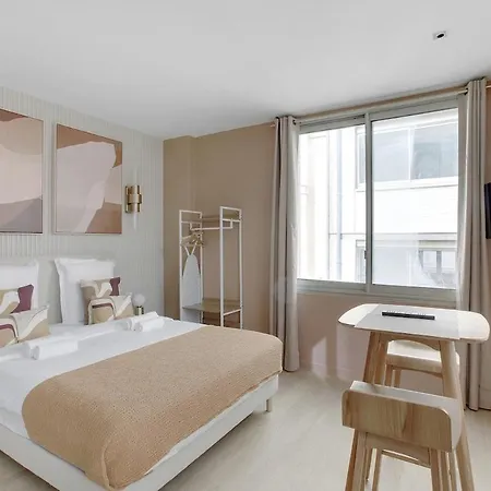 Modern With Cozy Atmosphere In Neuilly-sur-Seine